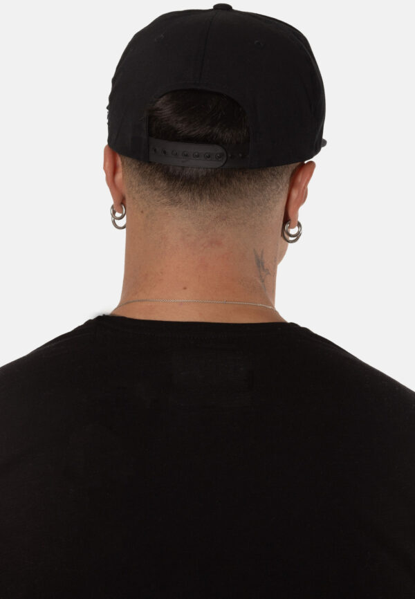 Black Flat Cap with Embroidered Logo - Imagen 3