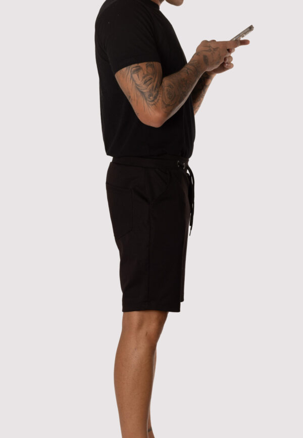 Bermuda Chándal Hombre Negra con Ojales Metálicos Pantalón Corto Deportivo - Image 3