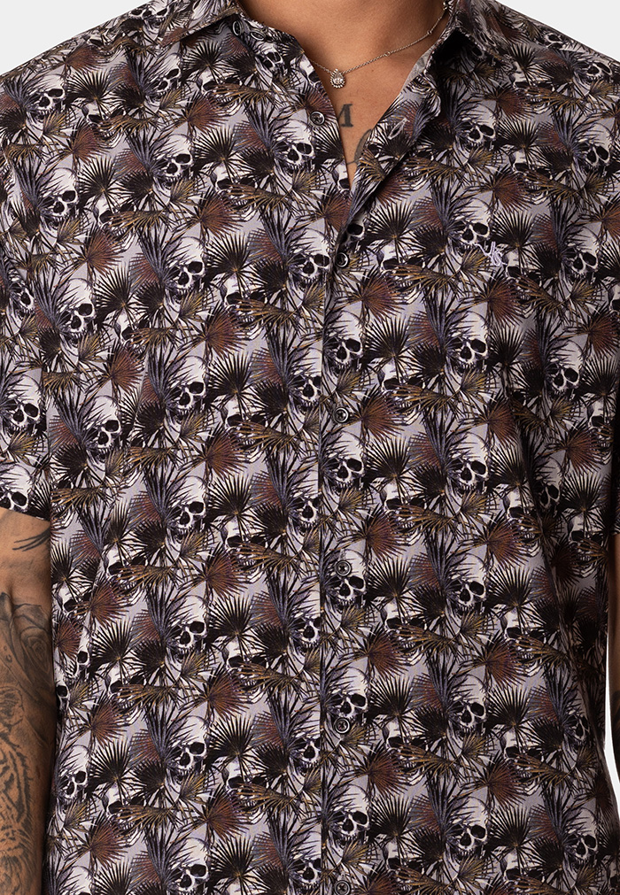 Camisa viscosa con estampado de hojas y calaveras - Image 2