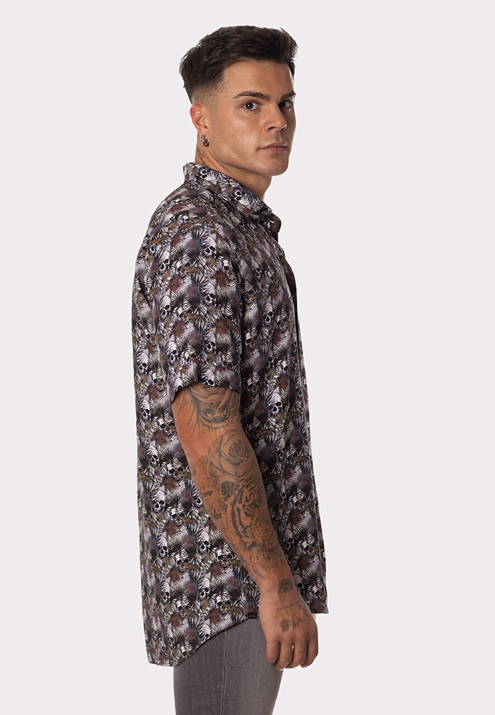 Camisa viscosa con estampado de hojas y calaveras - Image 3