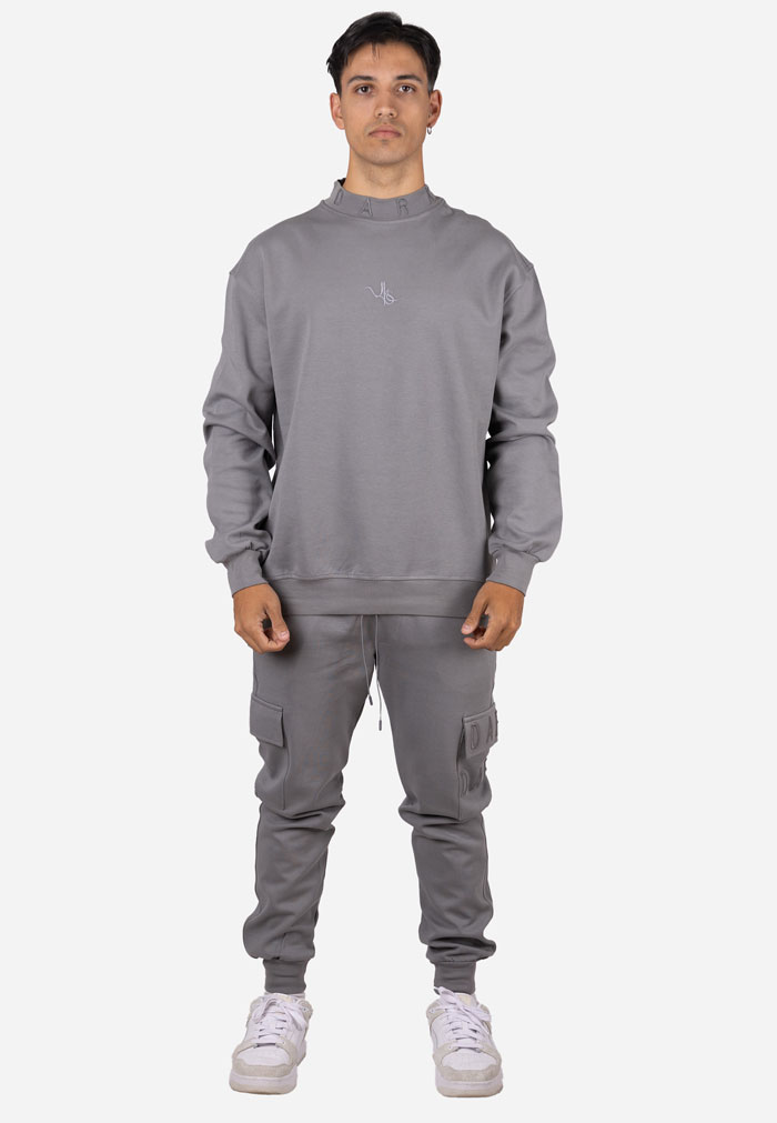 Conjunto sudadera cuello alto y joggers cargo gris