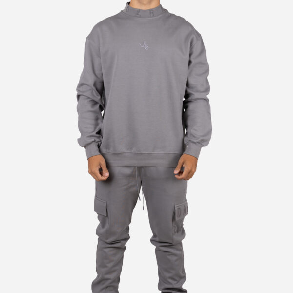 Conjunto sudadera cuello alto y joggers cargo gris