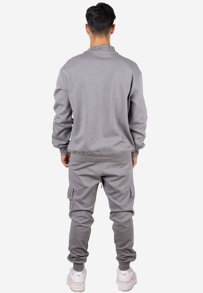Conjunto sudadera cuello alto y joggers cargo gris - Image 4