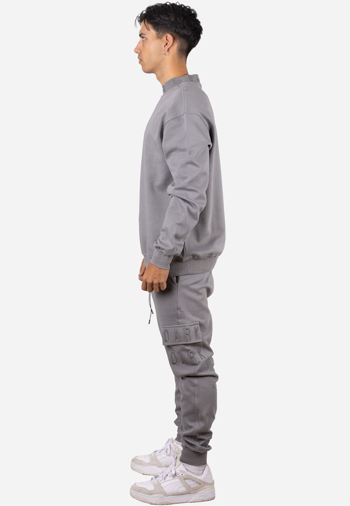 Conjunto sudadera cuello alto y joggers cargo gris - Image 5