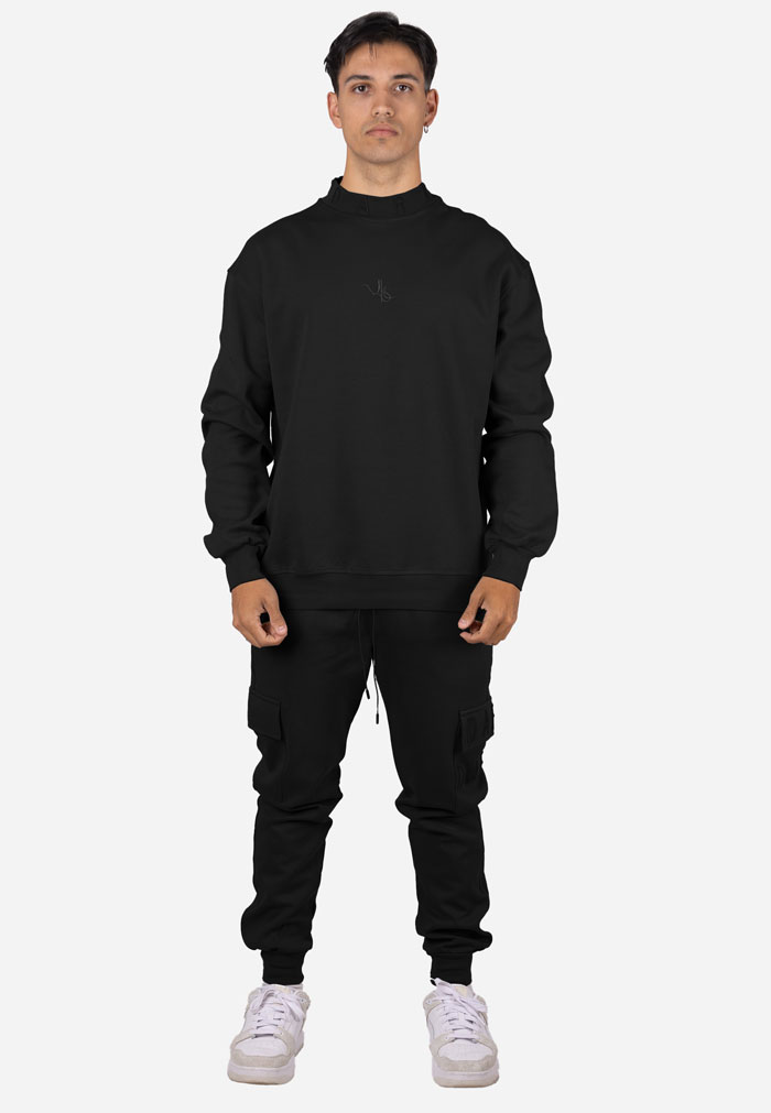 Conjunto sudadera cuello alto y joggers cargo negro