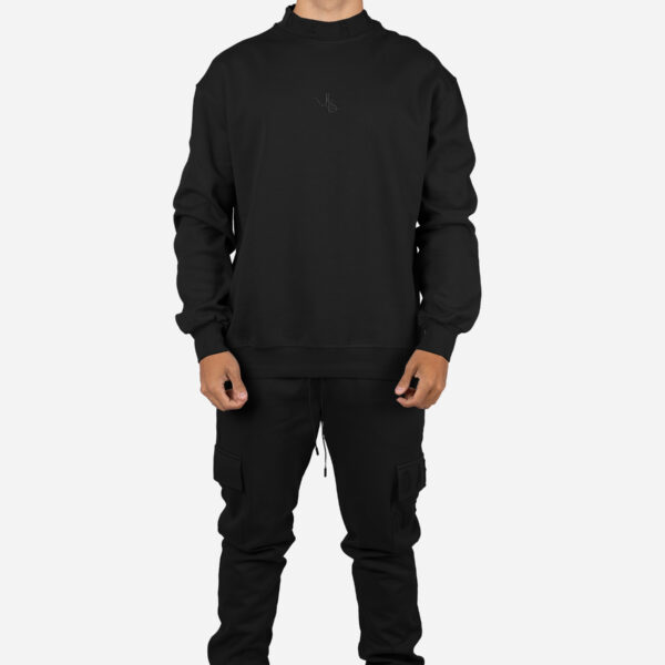 Conjunto sudadera cuello alto y joggers cargo negro