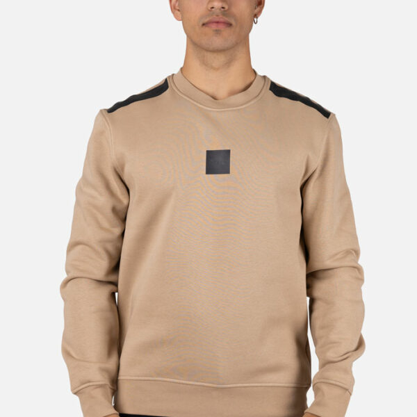 Sudadera cuello caja con refuerzo en hombros camel