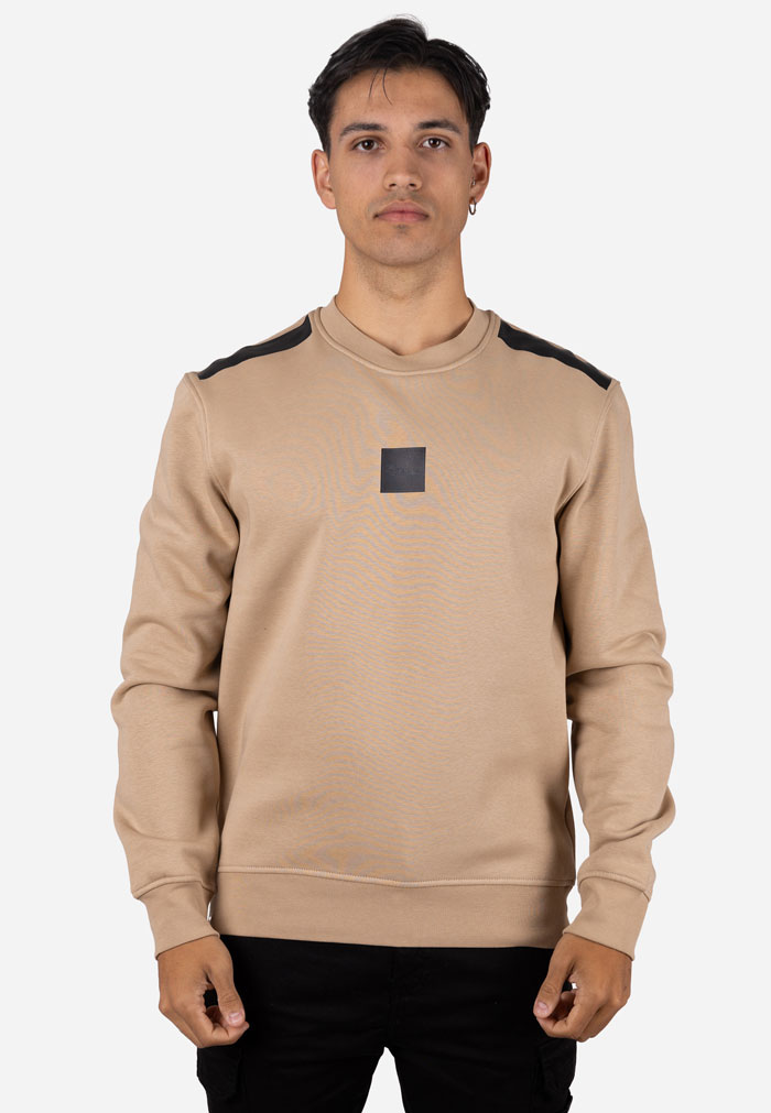Sudadera cuello caja con refuerzo en hombros camel
