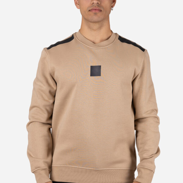 Sudadera cuello caja con refuerzo en hombros camel