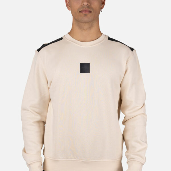 Sudadera cuello caja con refuerzo en hombros crudo