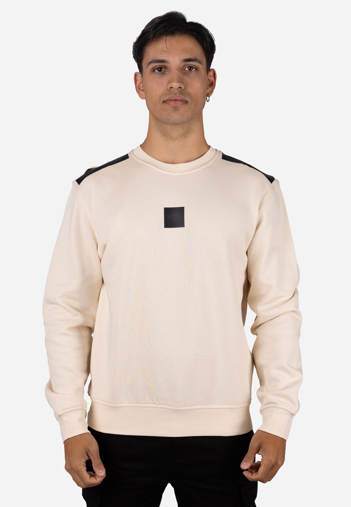 Sudadera cuello caja con refuerzo en hombros crudo