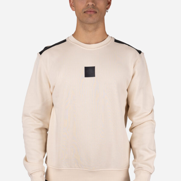 Sudadera cuello caja con refuerzo en hombros crudo