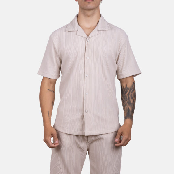 Conjunto oversize de camisa y bermuda en punto granulado beige