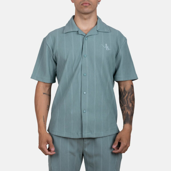 Conjunto oversize de camisa y bermuda en punto granulado verde