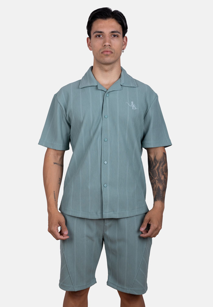 Conjunto oversize de camisa y bermuda en punto granulado verde