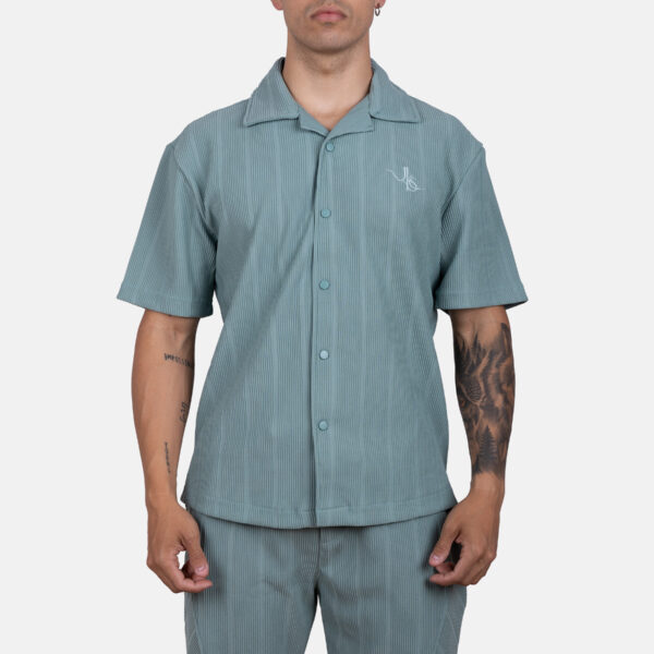 Conjunto oversize de camisa y bermuda en punto granulado verde