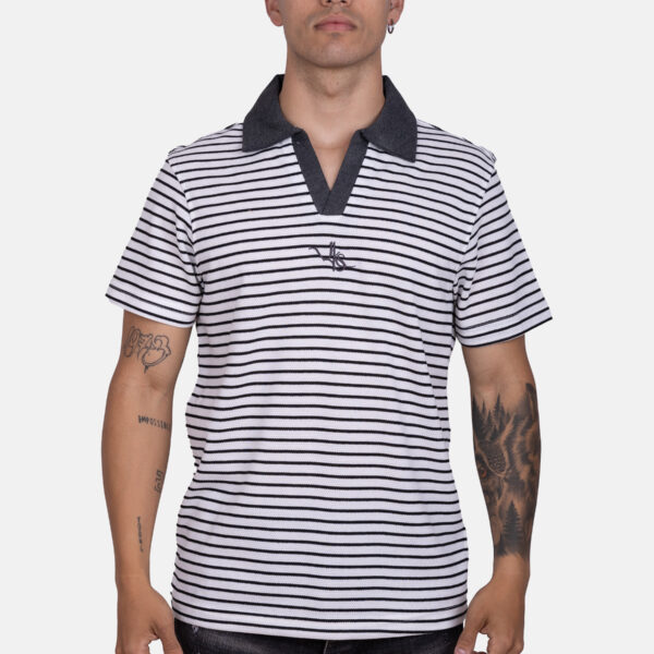 Polo de tricotosa desagujada con rayas horizontales y logo bordado JKS