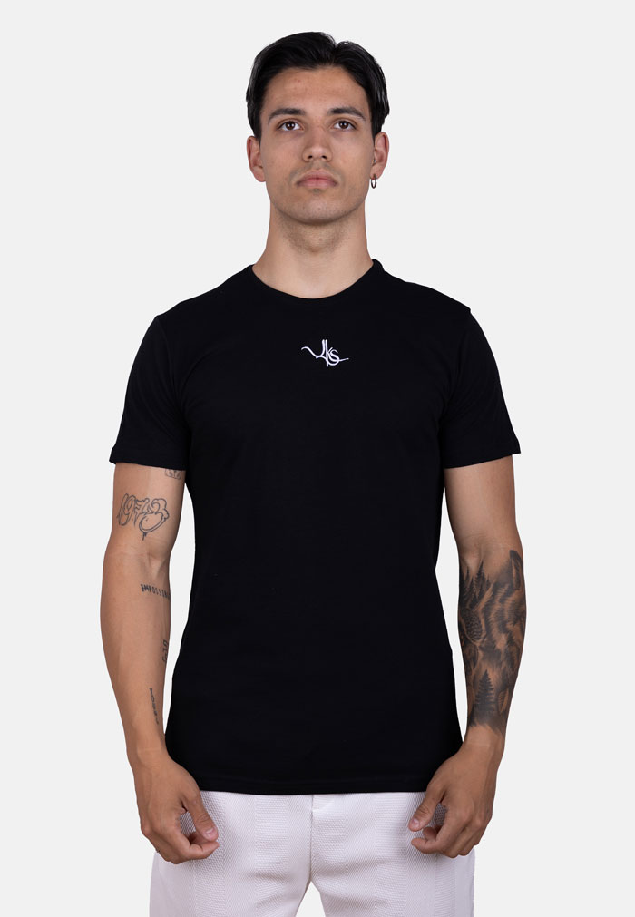 Camiseta oversize negra con logo bordado JKS en contraste