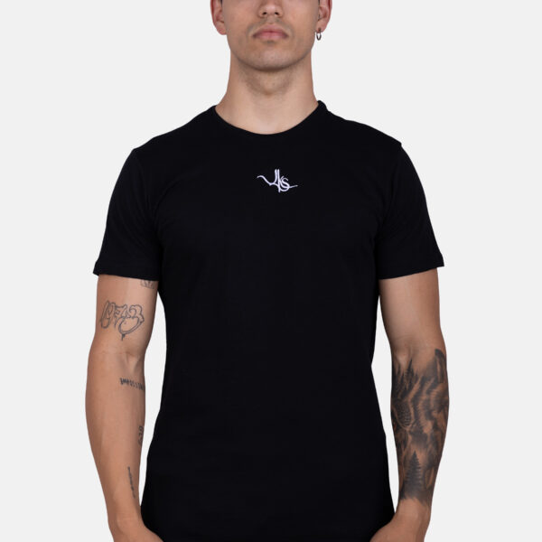 Camiseta oversize negra con logo bordado JKS en contraste