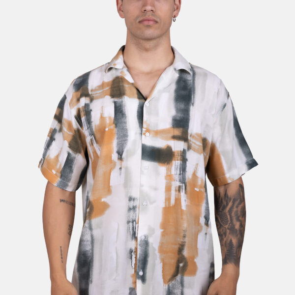 Camisa hawaiana de viscosa con estampado abstracto en tonos gris, negro y camel