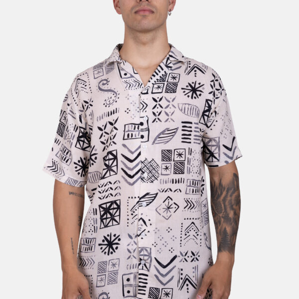 Camisa hawaiana de viscosa estampada en fondo crudo de inspiración artística